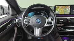 2022 BMW 5-Series 530e M Sport, серо-серебристый — фото 13