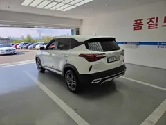 2023 Kia Seltos Gasoline 1.6 Turbo 2WD, белый — фото 6