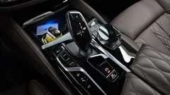 2023 BMW 5-Series 530e M Sport, серый — фото 9