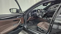 2023 BMW 5-Series 530e M Sport, серый — фото 10