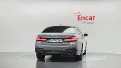 2022 BMW 5-Series 530e M Sport, серый — фото 4