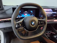 2024 BMW 5-Series 530i xDrive, белый — фото 10