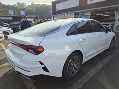 2022 Kia K5 2.0, белый — фото 2