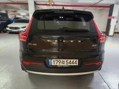 2023 Volvo XC40 B4 Ultimate Bright, чёрный — фото 4