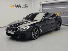 2022 BMW 5-Series 530e M Sport, чёрный — фото 1