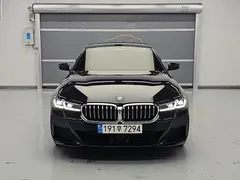 2022 BMW 5-Series 530e M Sport, чёрный — фото 2