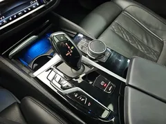 2022 BMW 5-Series 530e M Sport, чёрный — фото 8