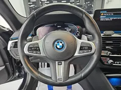 2022 BMW 5-Series 530e M Sport, чёрный — фото 9