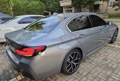2023 BMW 5-Series 530i xDrive M Sport, голубой — фото 6