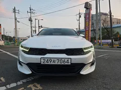 2023 Kia K5 1.6 Turbo, белый — фото 2