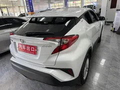 2022 Toyota C-HR 2.0L Leading, белый — фото 6
