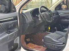 2021 Mitsubishi Outlander 2.4L 4WD 7-seat, белый — фото 4