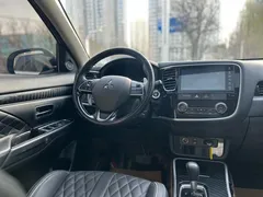 2021 Mitsubishi Outlander 2.4L 4WD 7-seat, белый — фото 7