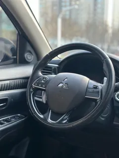 2021 Mitsubishi Outlander 2.4L 4WD 7-seat, белый — фото 8
