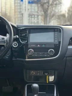 2021 Mitsubishi Outlander 2.4L 4WD 7-seat, белый — фото 9