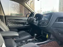 2021 Mitsubishi Outlander 2.4L 4WD 7-seat, белый — фото 10