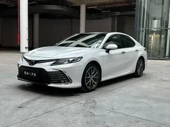 2021 Toyota Camry 2.5G Luxury, белый — фото 1