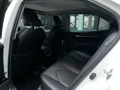 2021 Toyota Camry 2.5G Luxury, белый — фото 3