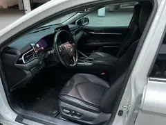2021 Toyota Camry 2.5G Luxury, белый — фото 4