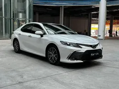 2021 Toyota Camry 2.5G Luxury, белый — фото 6