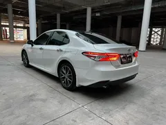 2021 Toyota Camry 2.5G Luxury, белый — фото 7
