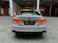 2021 Toyota Camry 2.5G Luxury, белый — фото 8