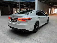 2021 Toyota Camry 2.5G Luxury, белый — фото 9