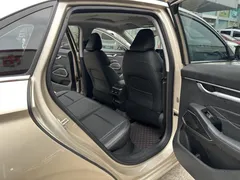 2022 Geely Emgrand 4th Gen 1.5L CVT Premium — фото 8