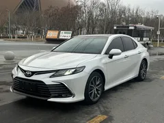 2022 Toyota Camry 2.5G Luxury, белый — фото 1