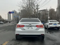 2022 Toyota Camry 2.5G Luxury, белый — фото 3