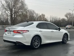 2022 Toyota Camry 2.5G Luxury, белый — фото 4