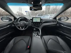 2022 Toyota Camry 2.5G Luxury, белый — фото 5