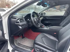 2022 Toyota Camry 2.5G Luxury, белый — фото 6