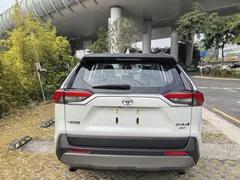 2022 Toyota RAV4 2.0L CVT 4WD Premium, белый — фото 7