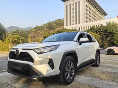 2023 Toyota RAV4 2.0L CVT 2WD 20th Anniversary Platinum, белый — фото 1