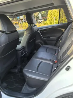 2023 Toyota RAV4 2.0L CVT 2WD 20th Anniversary Platinum, белый — фото 6
