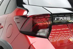 2022 Toyota Yaris L Zhixuan X 1.5L CVT Luxury Plus, красный — фото 20