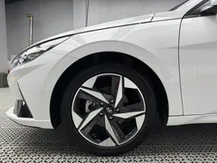 2022 Hyundai Elantra 1.5L CVT LUX Premium, белый — фото 7