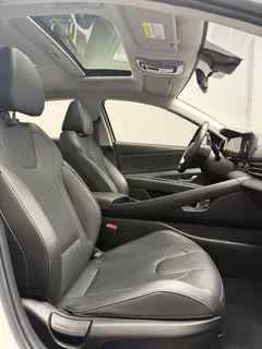 2022 Hyundai Elantra 1.5L CVT LUX Premium, белый — фото 11