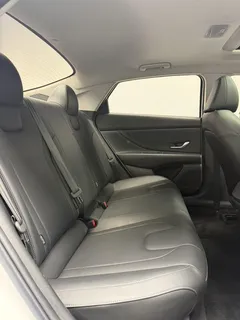 2022 Hyundai Elantra 1.5L CVT LUX Premium, белый — фото 13