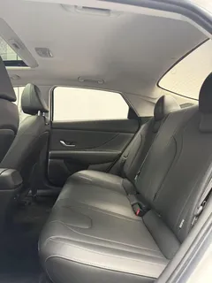 2022 Hyundai Elantra 1.5L CVT LUX Premium, белый — фото 15