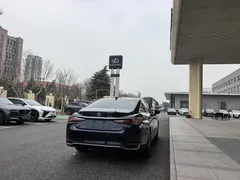 2021 Lexus ES 200 Excellence, синий — фото 13