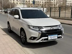 2021 Mitsubishi Outlander 2.0L 2WD 5, белый — фото 3