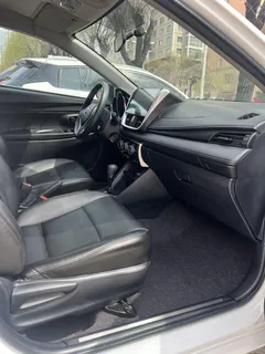 2022 Toyota Yaris L Zhixuan 1.5L CVT Luxury Plus, белый — фото 11