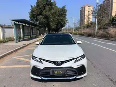 2023 Toyota Camry 2.5G Luxury, белый — фото 2