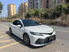 2023 Toyota Camry 2.5G Luxury, белый — фото 3