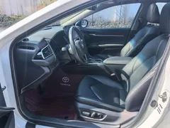 2023 Toyota Camry 2.5G Luxury, белый — фото 4