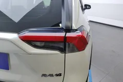 2022 Toyota RAV4 2.0L CVT 2WD Fashion, белый — фото 8