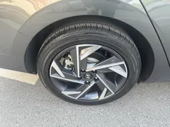 2023 Hyundai Elantra 1.5L CVT LUX Premium — фото 13