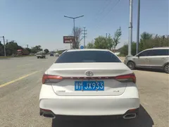 2022 Toyota Avalon 2.0L XLE Premium, белый — фото 9